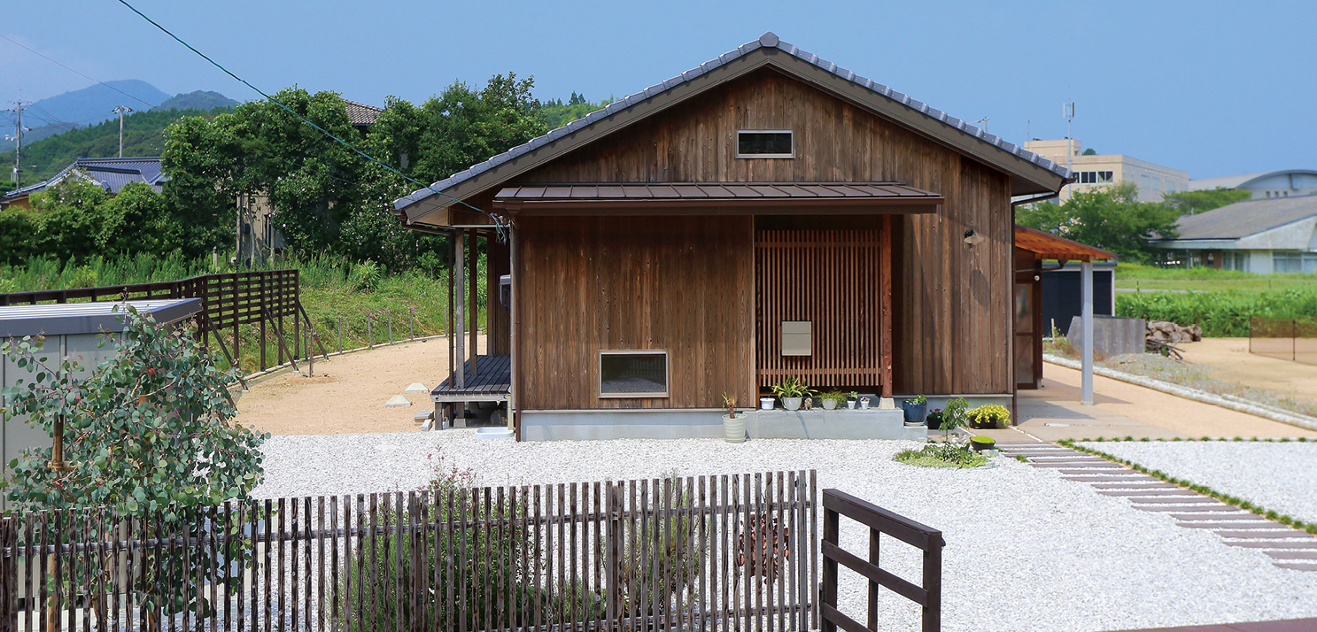 SETOUCHI MINKA featuring HIRAYA 瀬戸内の民家、平屋。