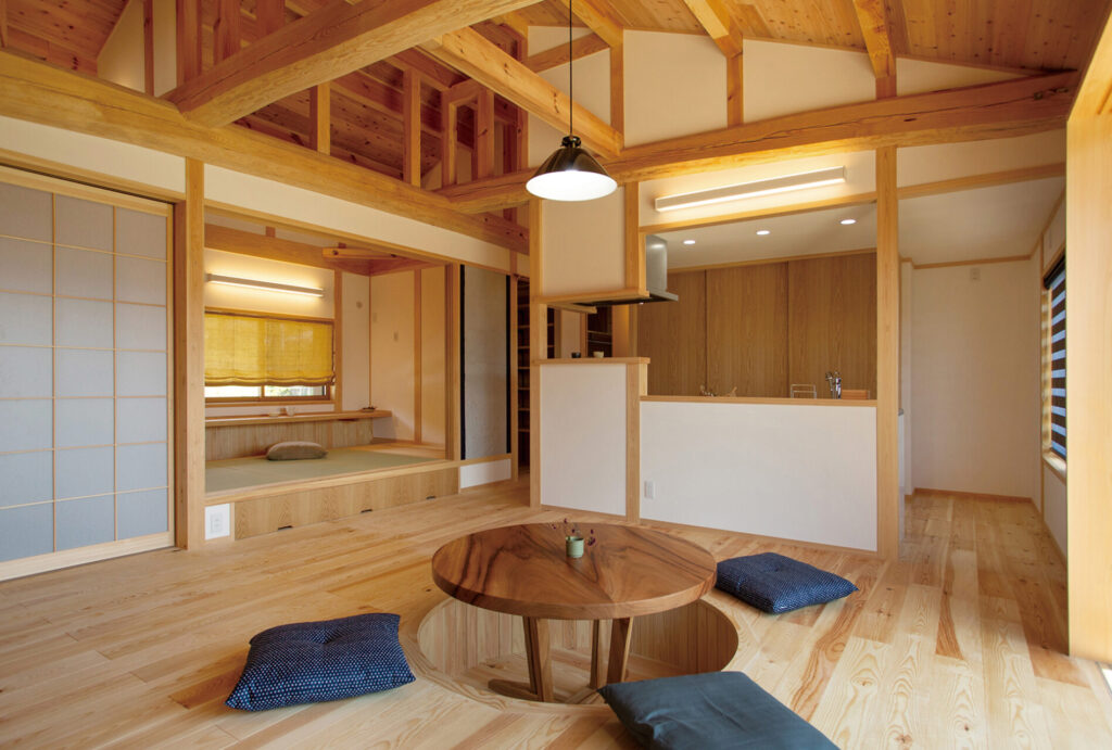国産松の丸太梁が支える、勾配天井の家。 | 瀬戸内民家、自然素材。