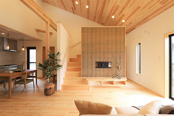 国産松の丸太梁が支える、勾配天井の家。 | 瀬戸内民家、自然素材。